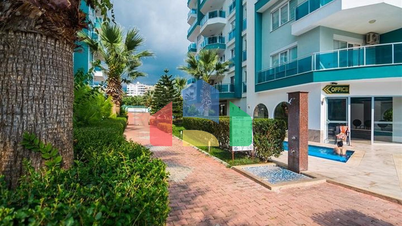 Трехкомнатный пентхаус в жилом комплексе с инфраструктурой