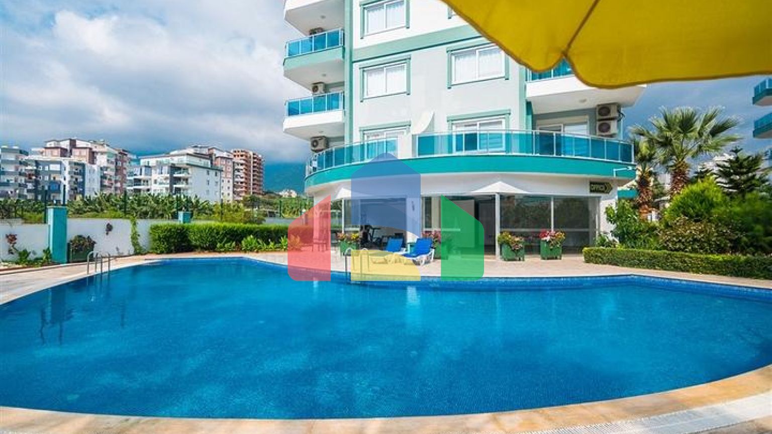 Трехкомнатный пентхаус в жилом комплексе с инфраструктурой