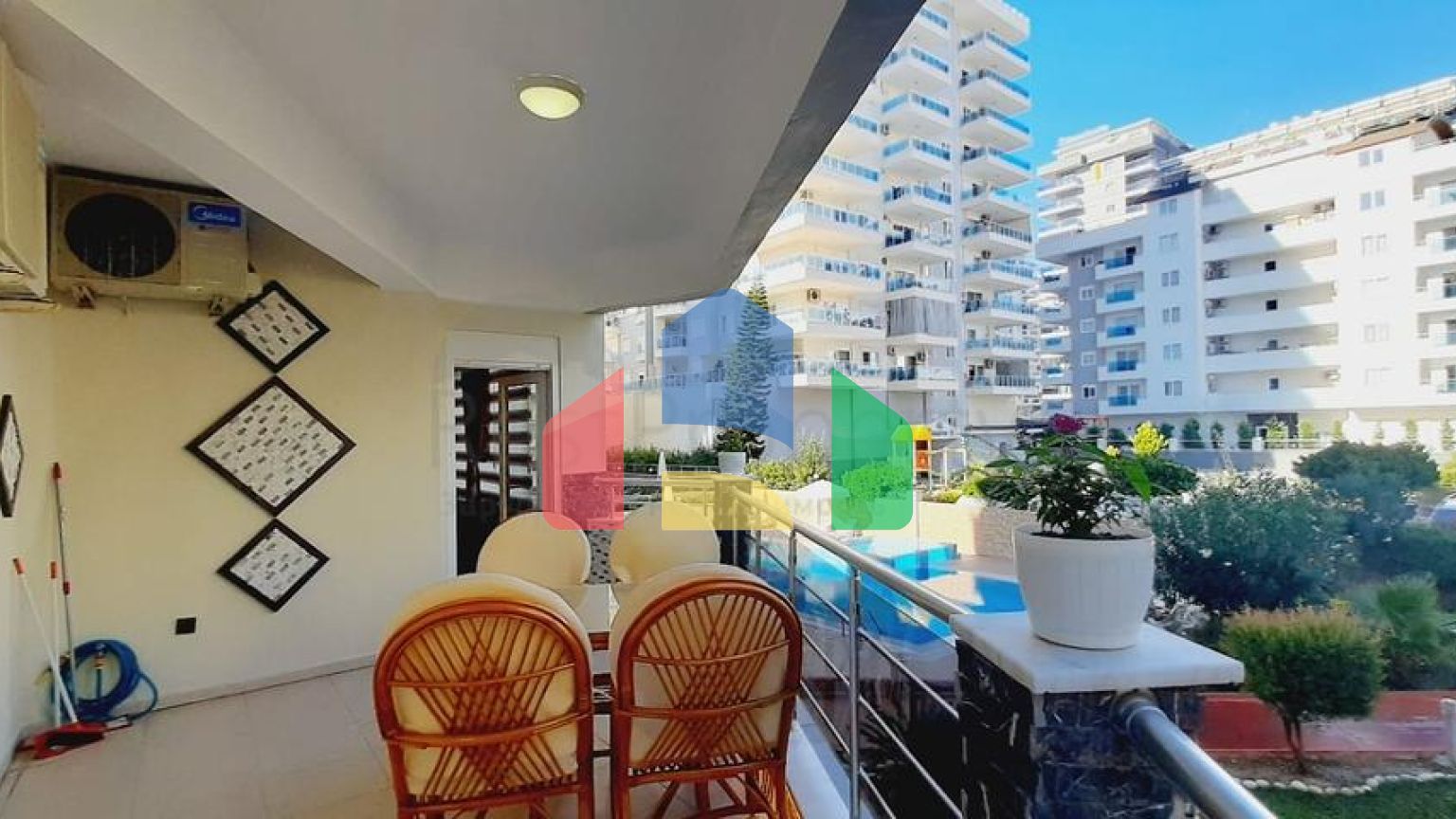 Затишна трикімнатна квартира в центрі району Махмутлар