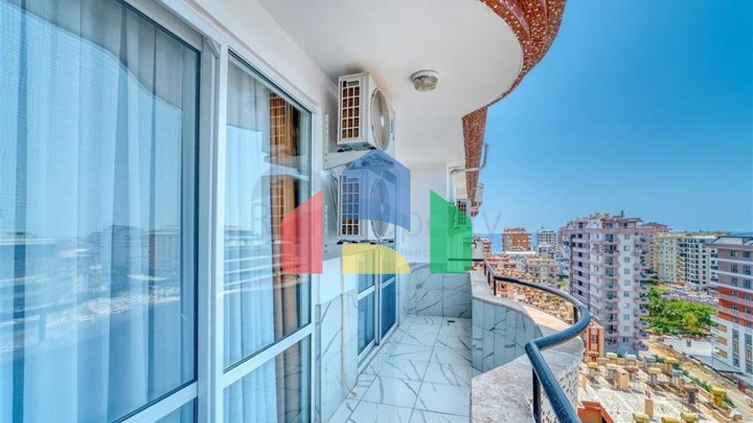 Просторная квартира в районе Махмутлар с видом на море и горы