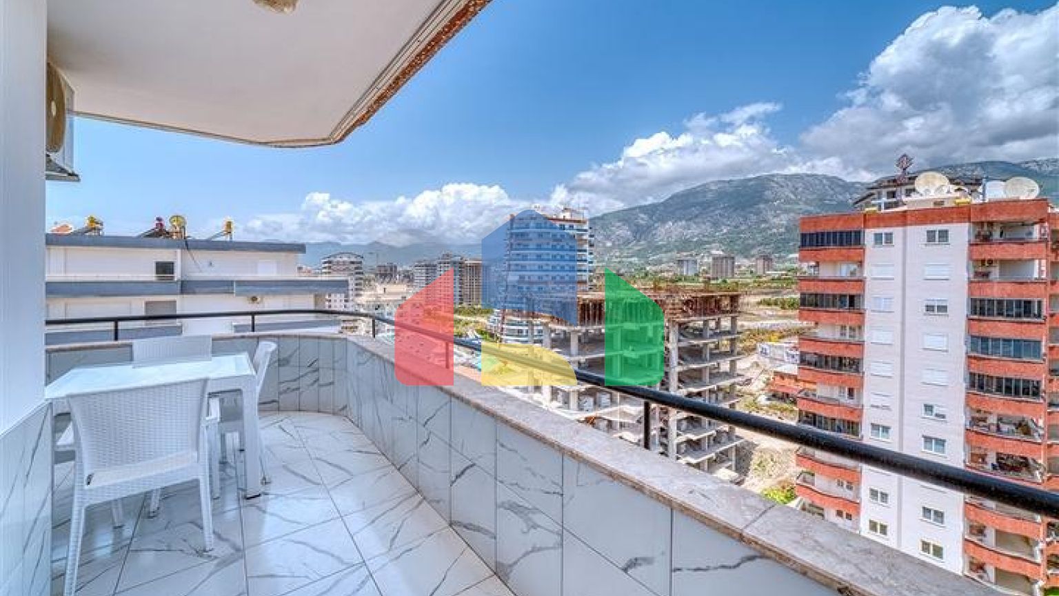 Просторная квартира в районе Махмутлар с видом на море и горы