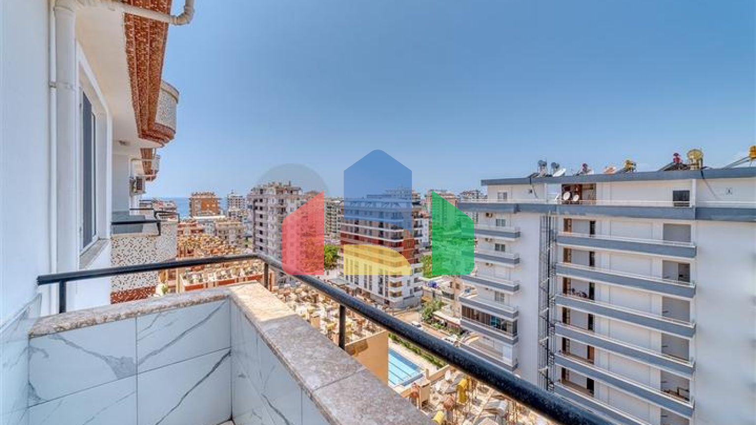 Просторная квартира в районе Махмутлар с видом на море и горы