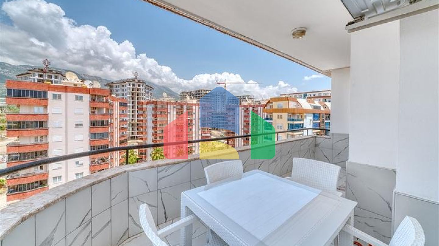 Просторная квартира в районе Махмутлар с видом на море и горы