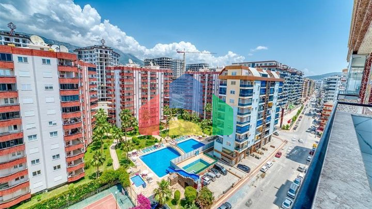 Просторная квартира в районе Махмутлар с видом на море и горы