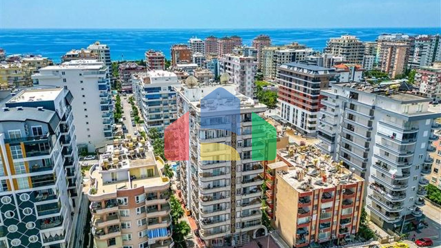 Просторная квартира в районе Махмутлар с видом на море и горы