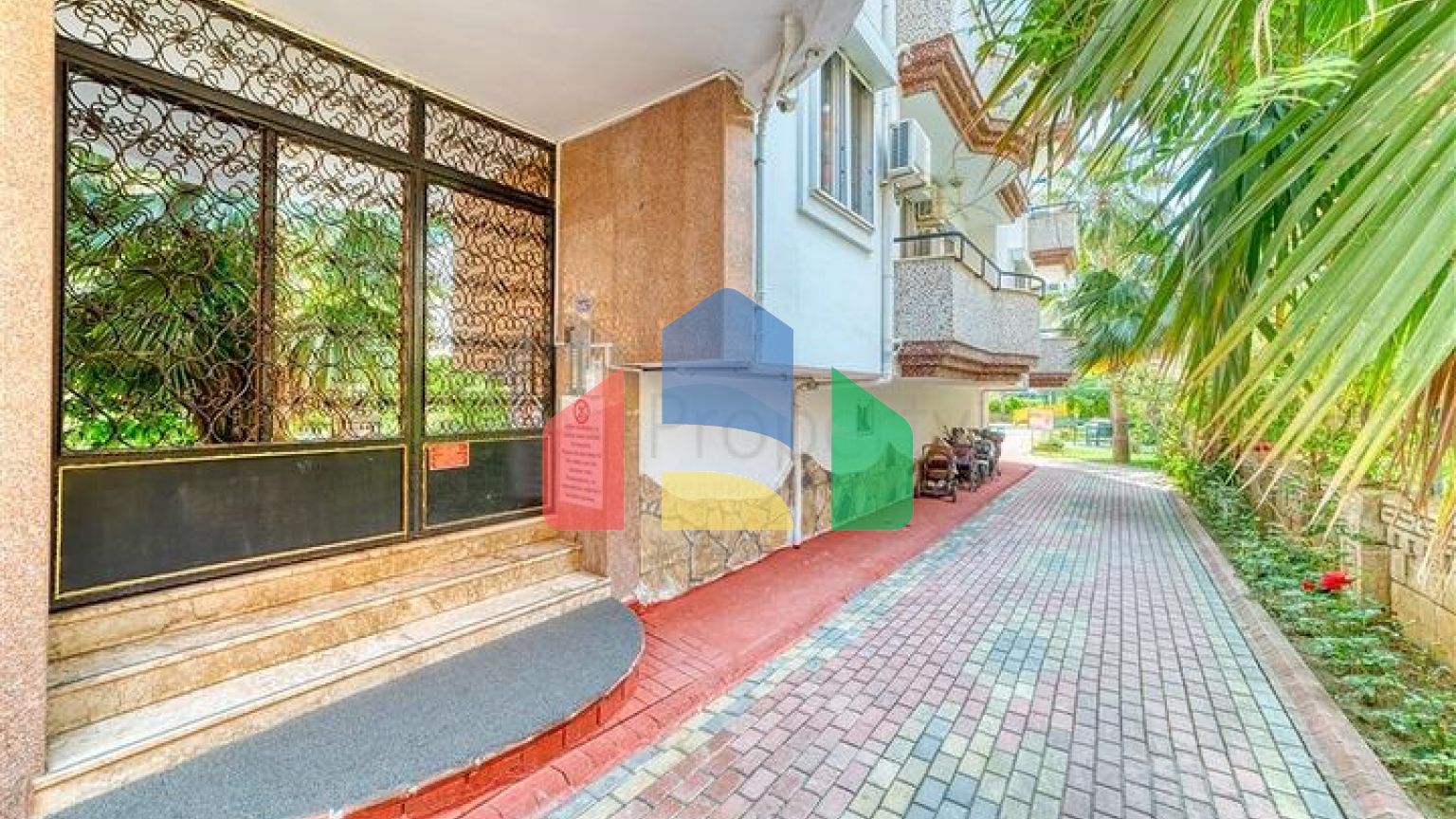 Просторная квартира в районе Махмутлар с видом на море и горы