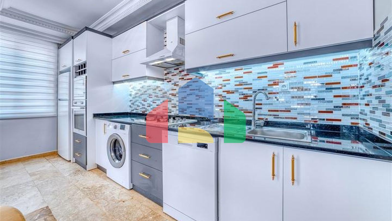 Просторная квартира в районе Махмутлар с видом на море и горы