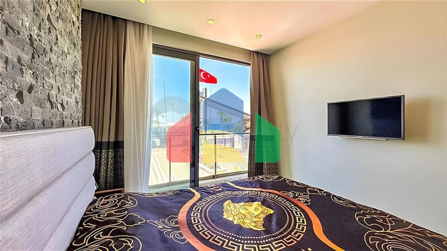 Квартира планировкой 2+1 на первой береговой линии в Махмутлар