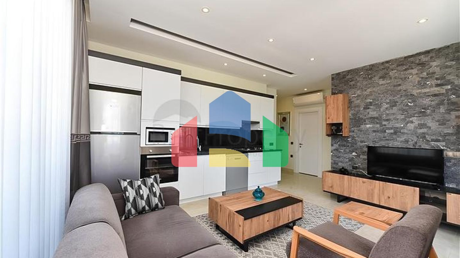 Квартира планировкой 2+1 на первой береговой линии в Махмутлар