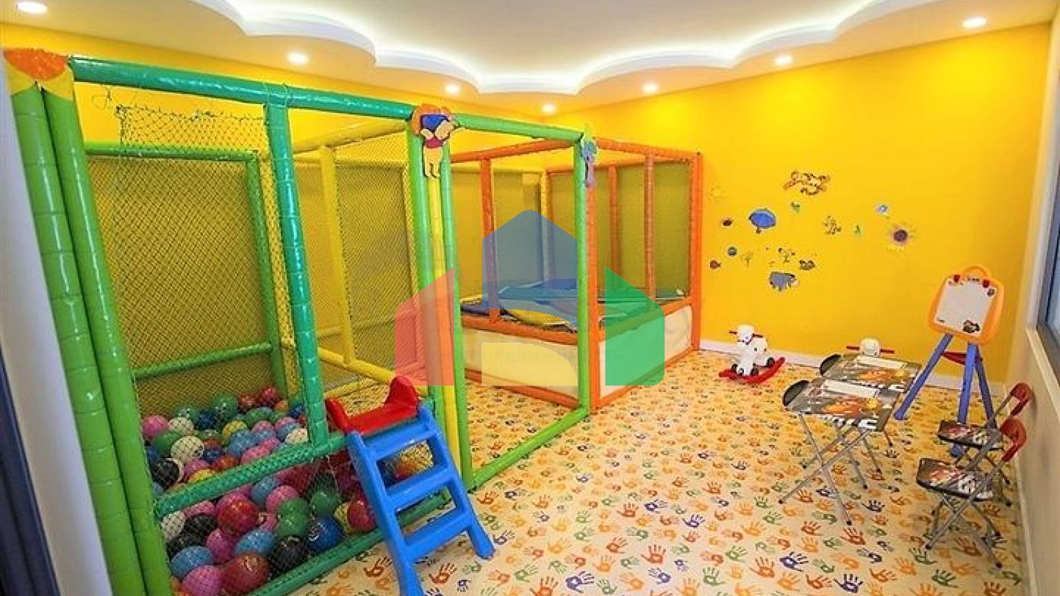 Квартира планировкой 2+1 на первой береговой линии в Махмутлар