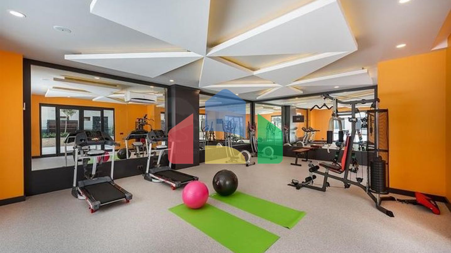 Квартира планировкой 2+1 на первой береговой линии в Махмутлар