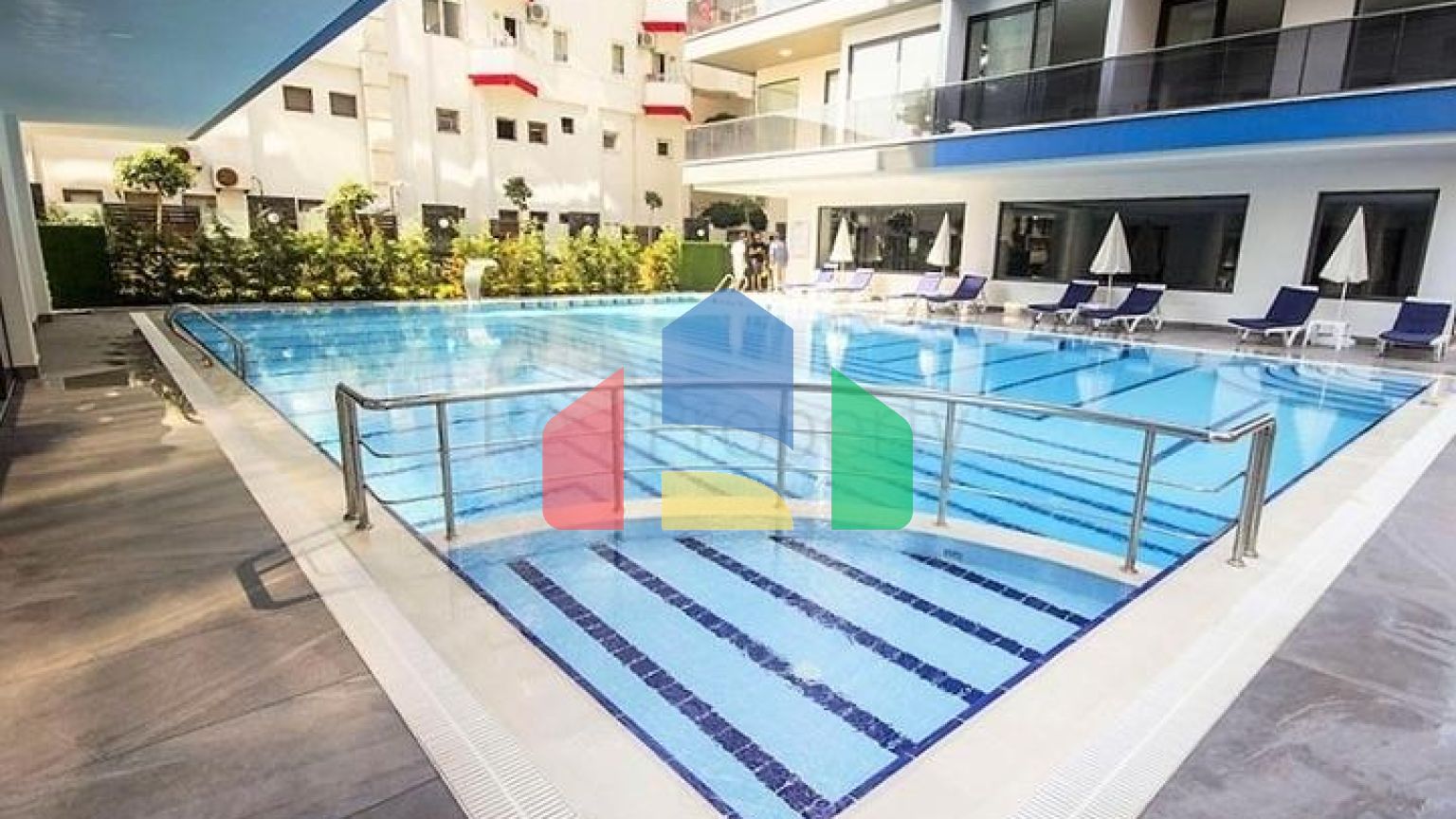 Квартира планировкой 2+1 на первой береговой линии в Махмутлар