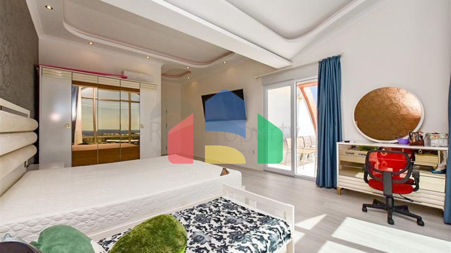 Меблированный пентхаус 4+1 с видом на море в Махмутларе