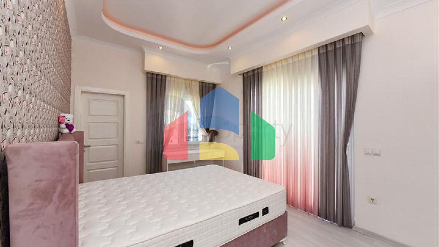 Меблированный пентхаус 4+1 с видом на море в Махмутларе