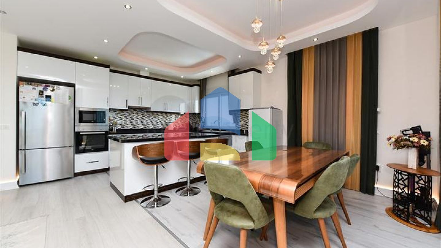 Меблированный пентхаус 4+1 с видом на море в Махмутларе