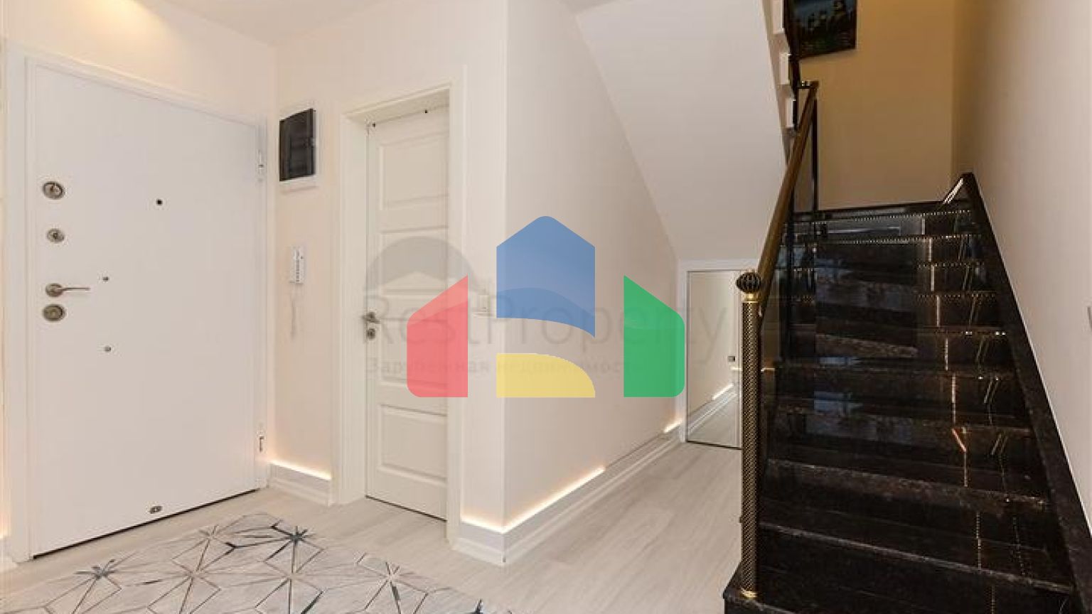 Меблированный пентхаус 4+1 с видом на море в Махмутларе