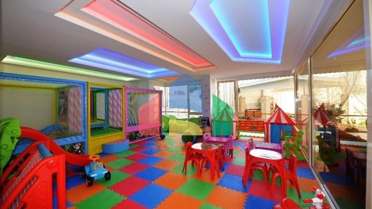 Меблированный пентхаус 4+1 с видом на море в Махмутларе