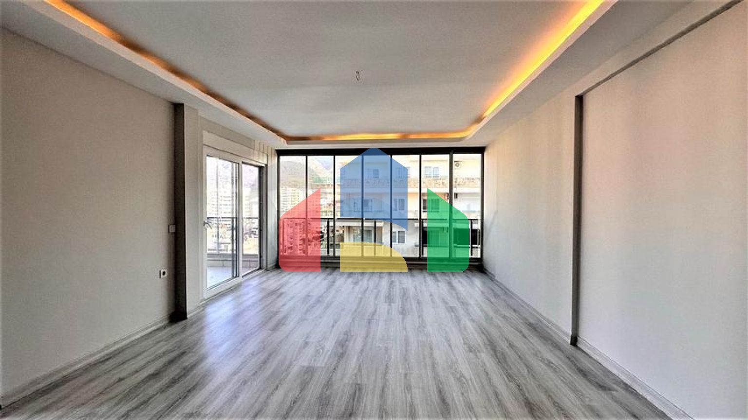 Пентхаус 2 + 1 в центрі Махмутлара з видом на гори