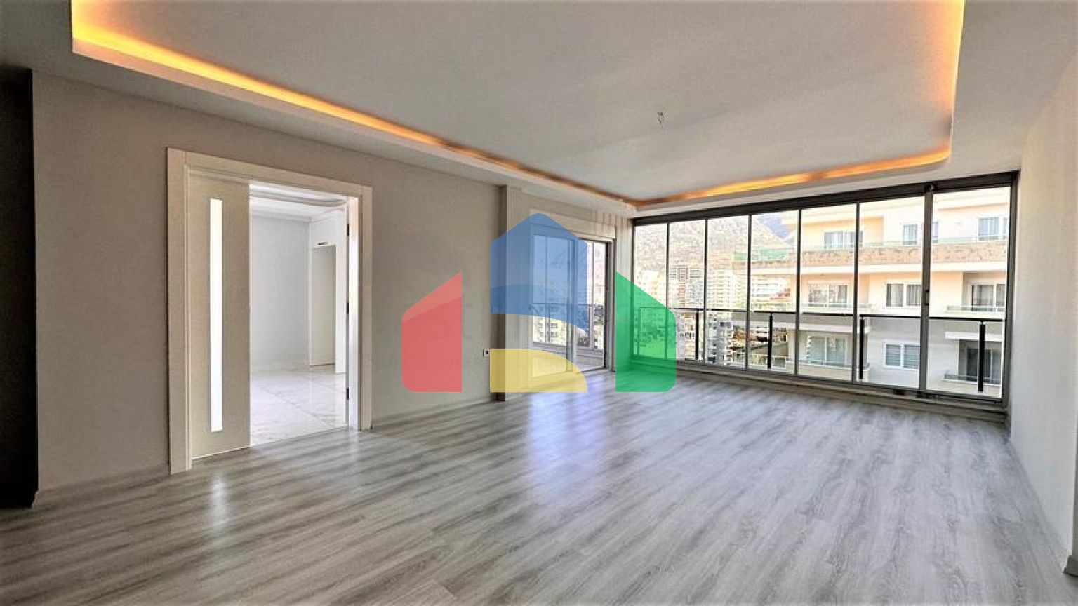 Пентхаус 2 + 1 в центрі Махмутлара з видом на гори