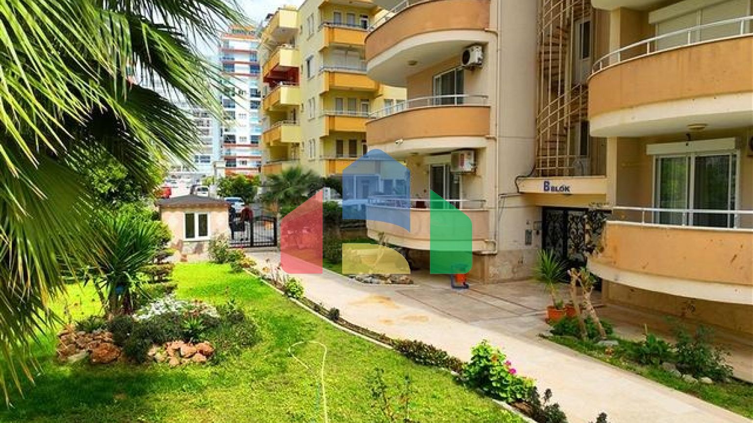 Просторий пентхаус 3 + 1 в районі Махмутлар