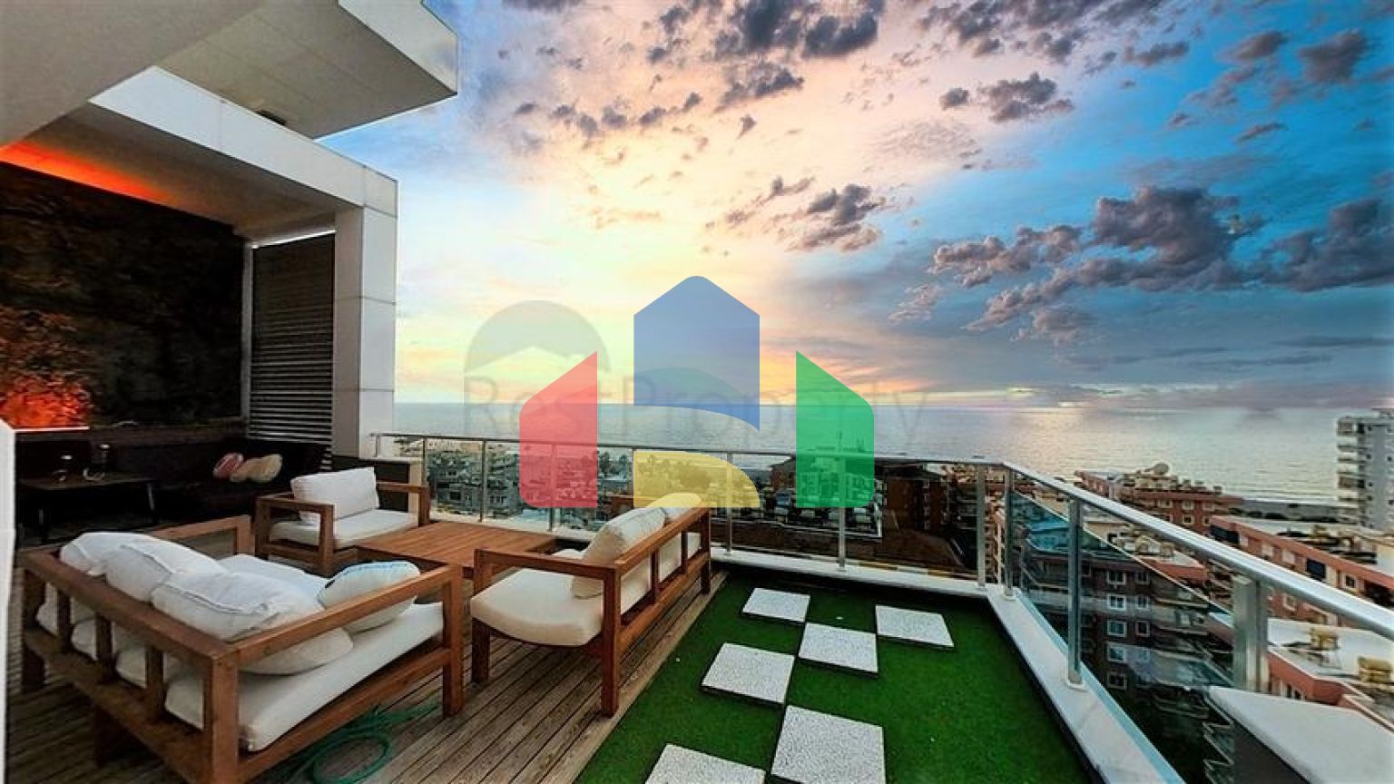 Шикарный пентхаус планировкой 3+1 в районе Махмутлар с видом на море