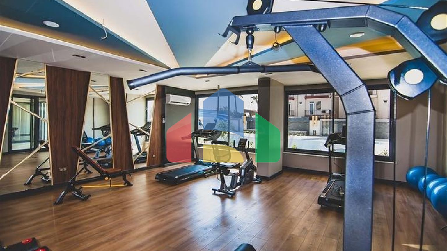 Меблированная квартира 2+1 на первой береговой линии в Махмутларе