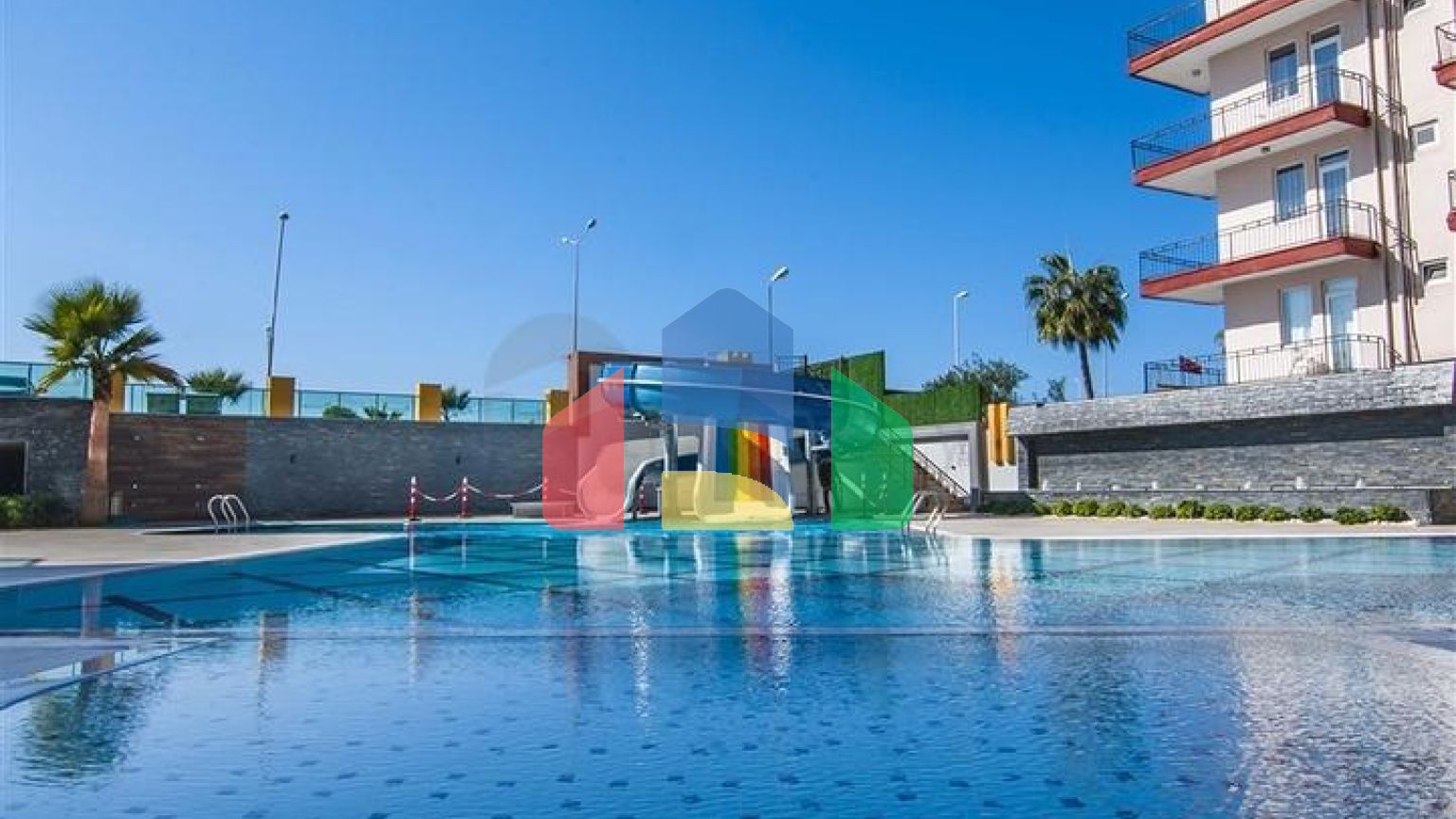 Меблированная квартира 2+1 на первой береговой линии в Махмутларе