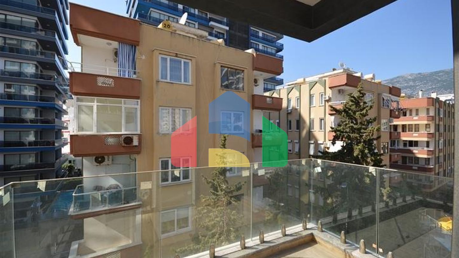 Квартира 1+1 в комплексе премиум класса на первой береговой линии в Махмутларе