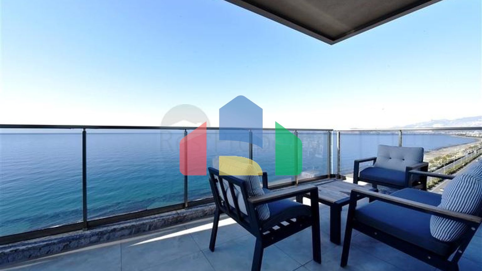 Трикімнатна квартира з панорамним видом на море