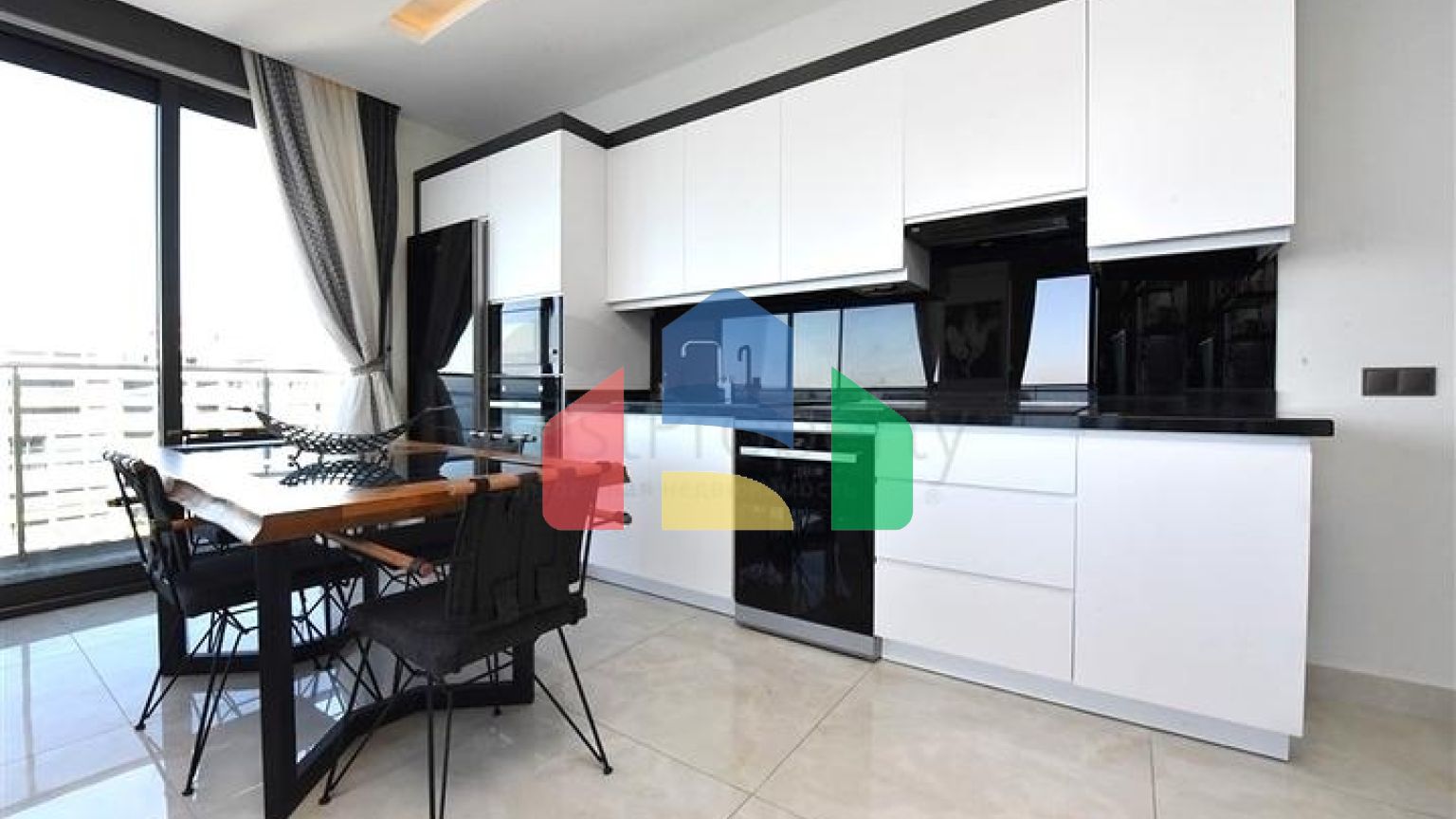 Трикімнатна квартира з панорамним видом на море