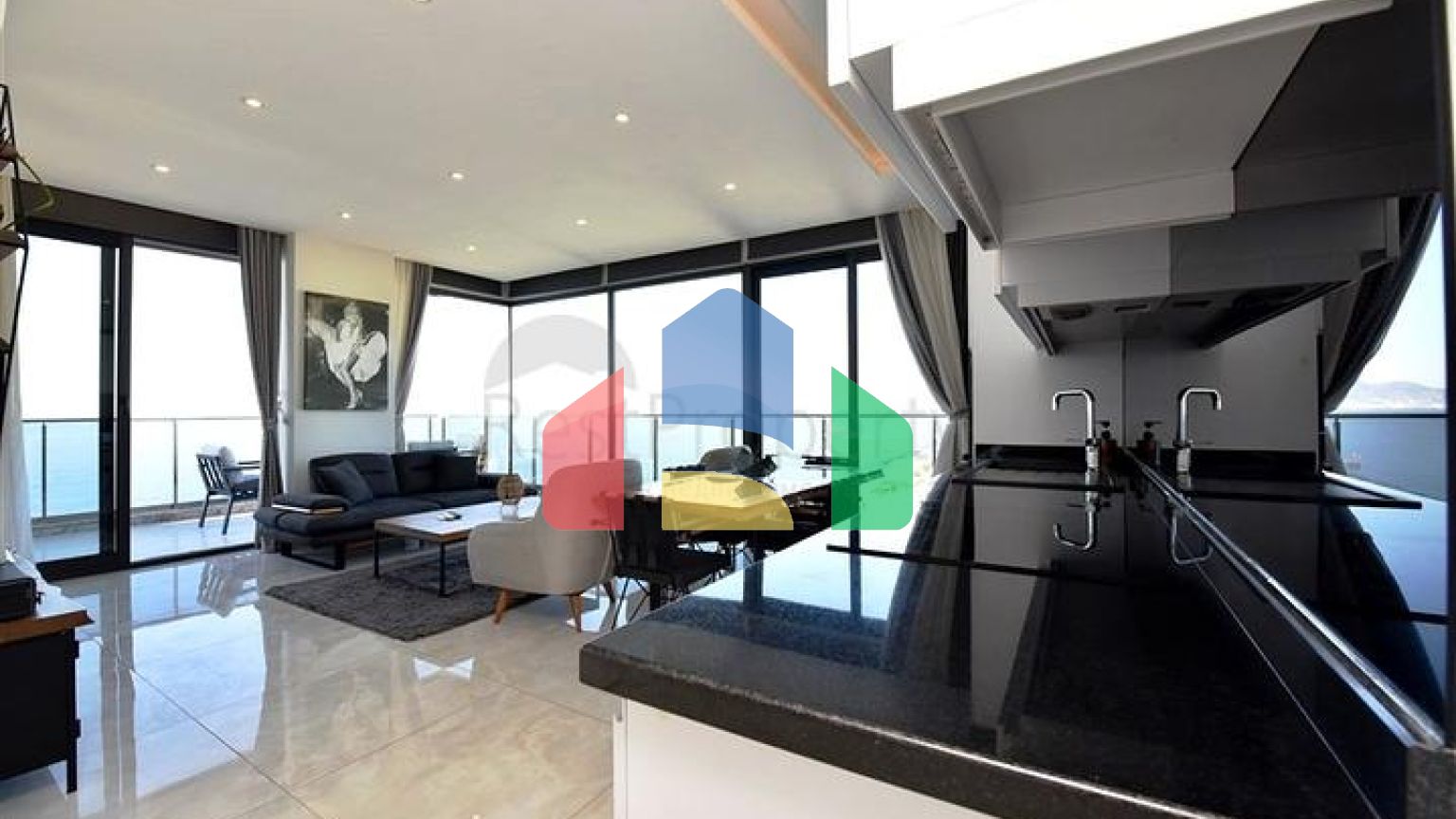 Трикімнатна квартира з панорамним видом на море