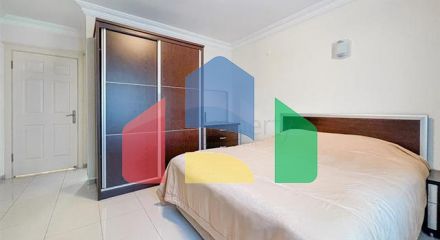 A linear 3+1 apartment for a large family