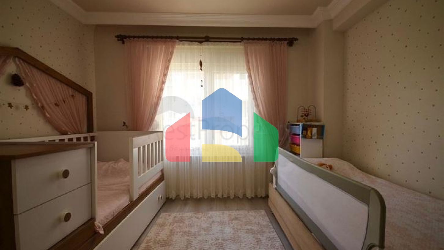 Простора квартира 3 + 1 з меблями і технікою в районі Махмутлар