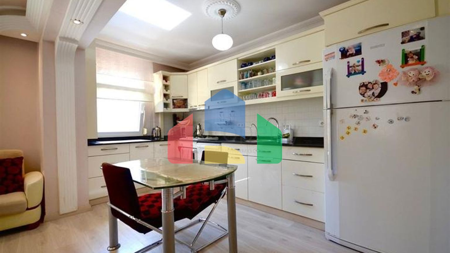 Простора квартира 3 + 1 з меблями і технікою в районі Махмутлар