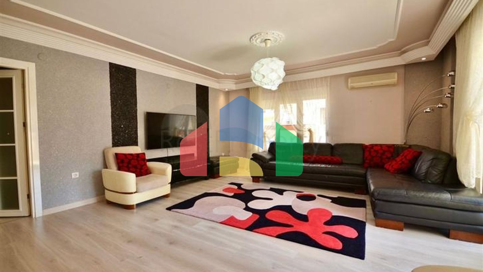 Простора квартира 3 + 1 з меблями і технікою в районі Махмутлар