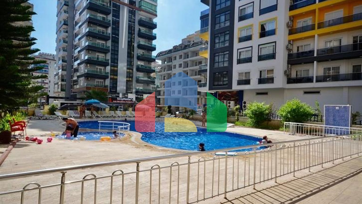 Простора квартира 3 + 1 з меблями і технікою в районі Махмутлар