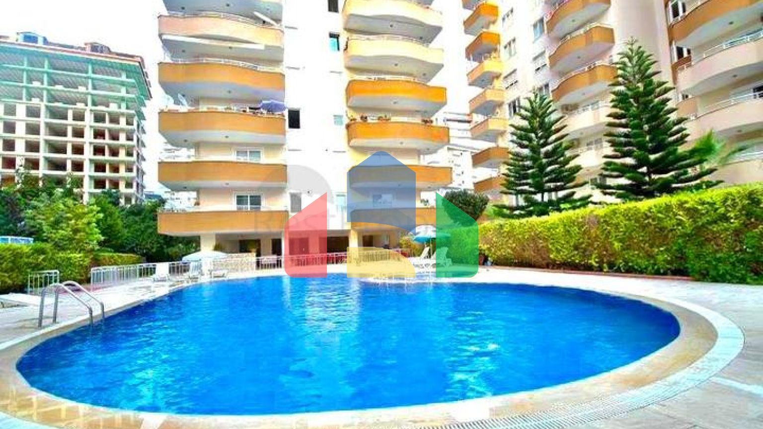 Простора квартира 3 + 1 з меблями і технікою в районі Махмутлар