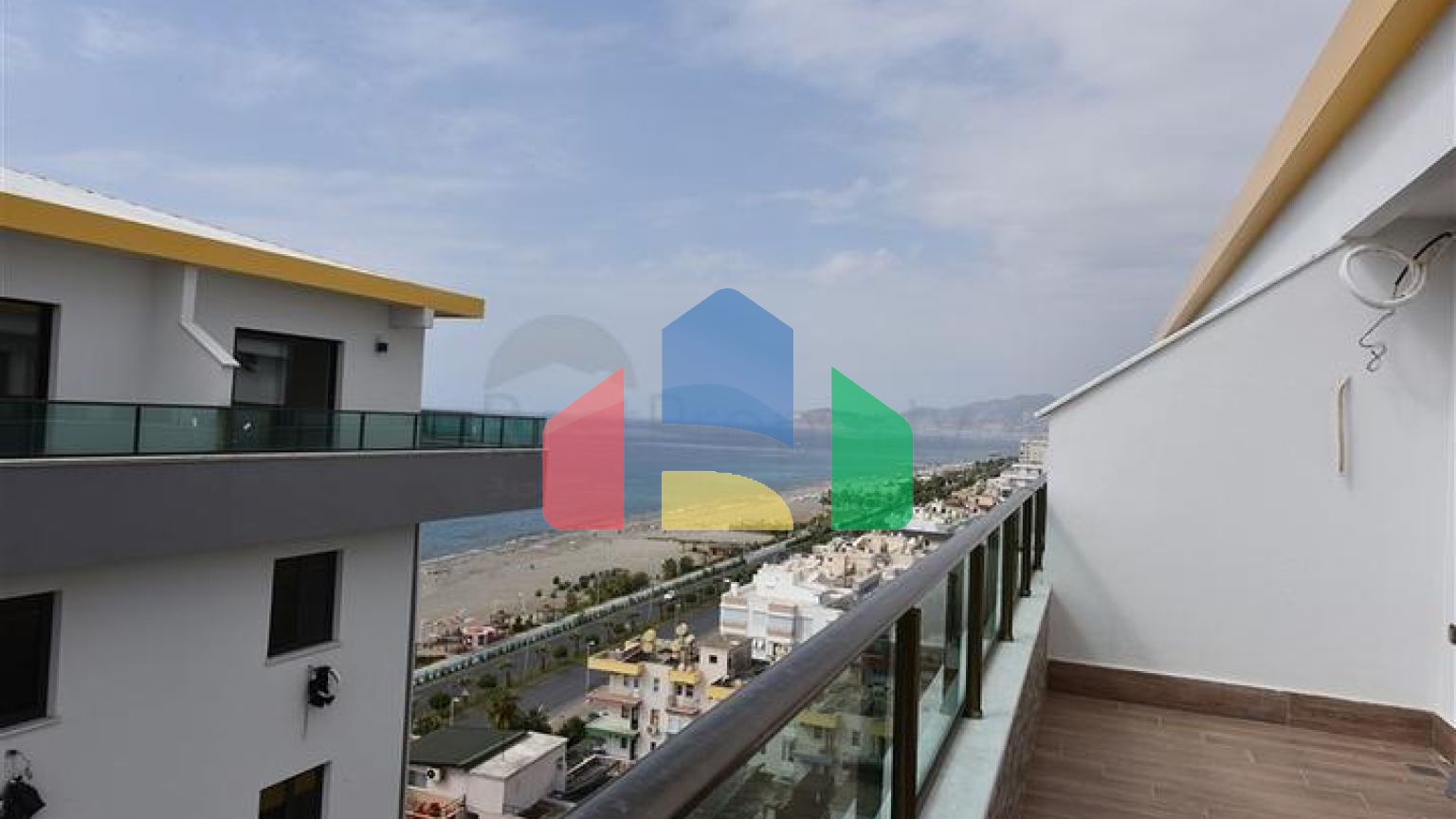 Просторий пентхаус на першій береговій лінії