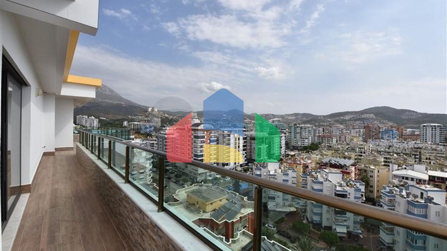 Просторий пентхаус на першій береговій лінії