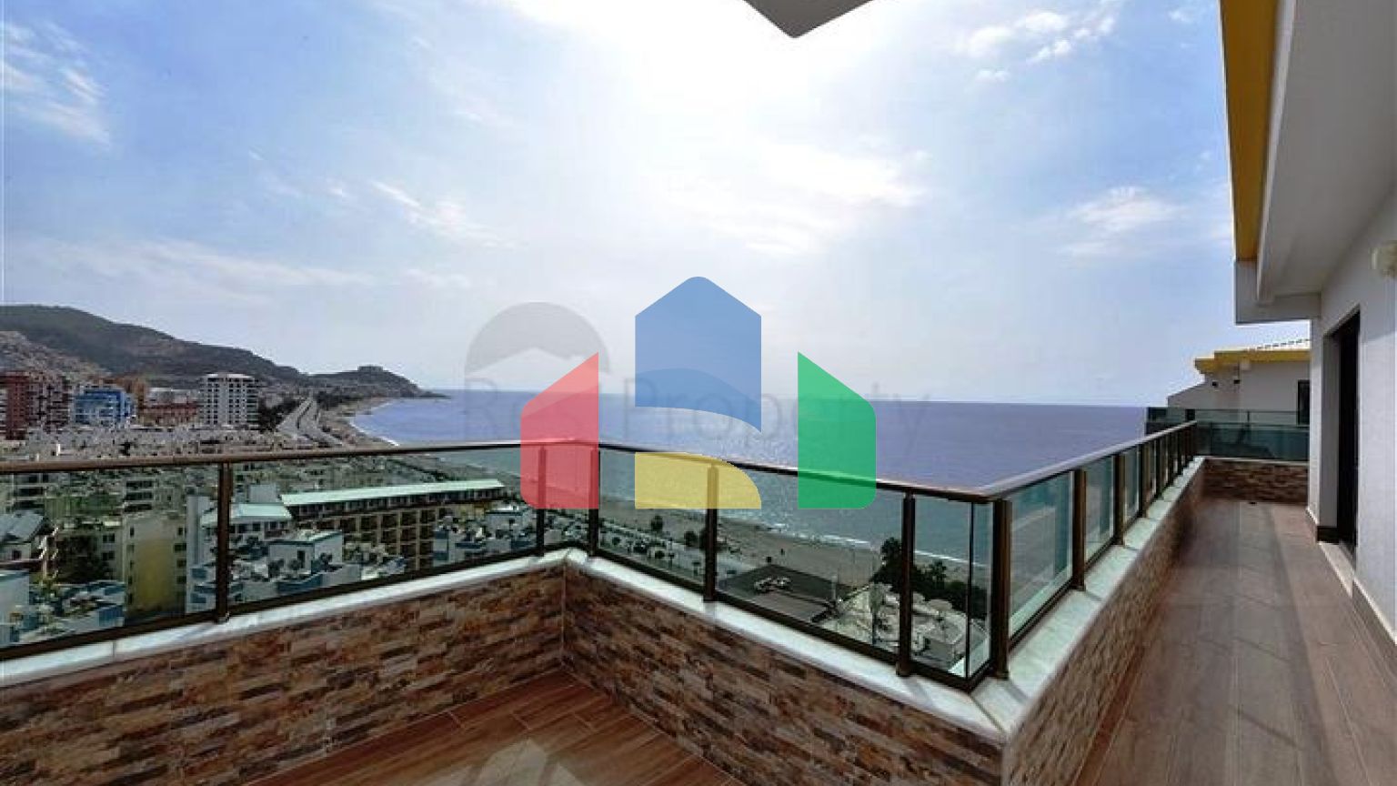 Просторий пентхаус на першій береговій лінії