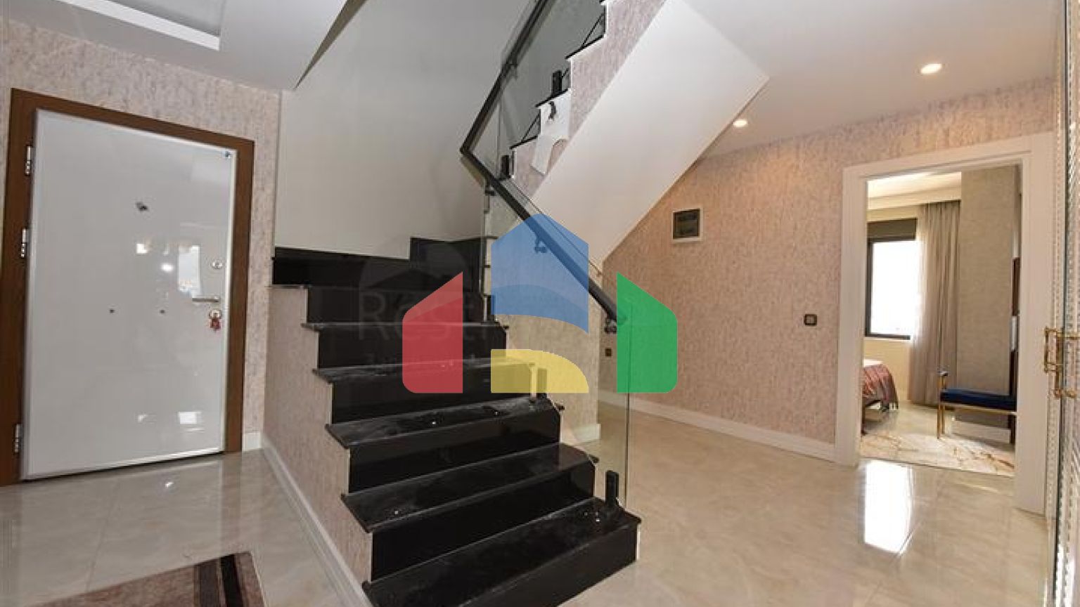 Просторий пентхаус на першій береговій лінії