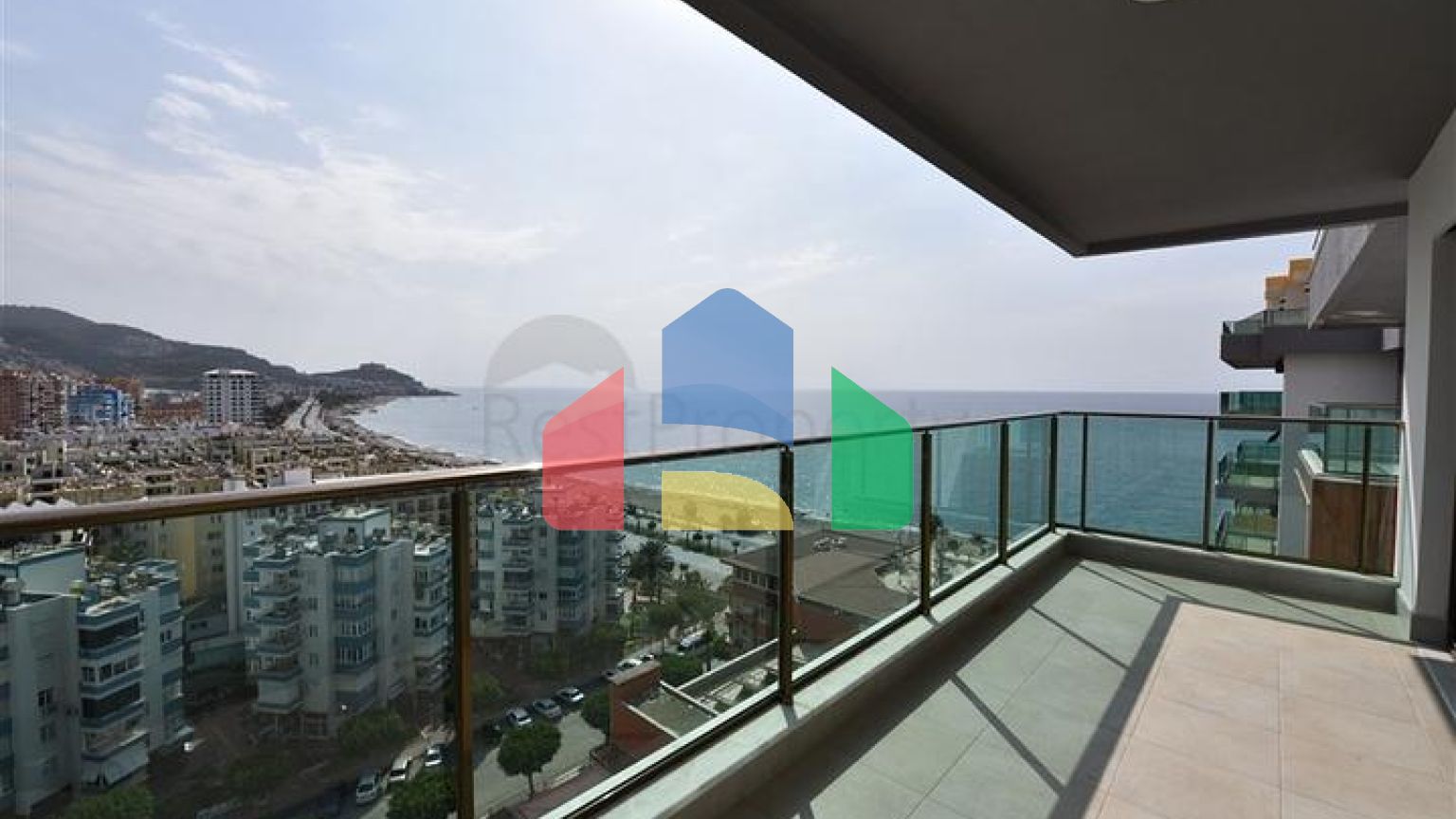 Просторий пентхаус на першій береговій лінії