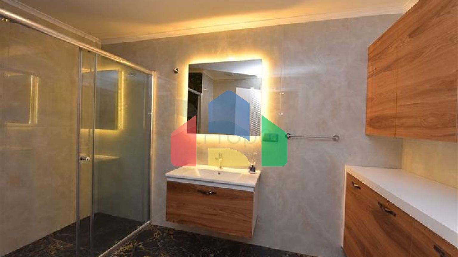 Просторий пентхаус на першій береговій лінії