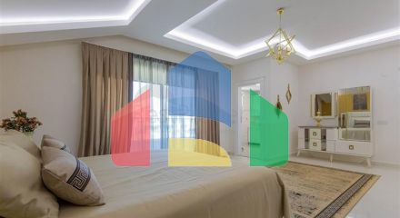 Просторий пентхаус на березі Середземного моря