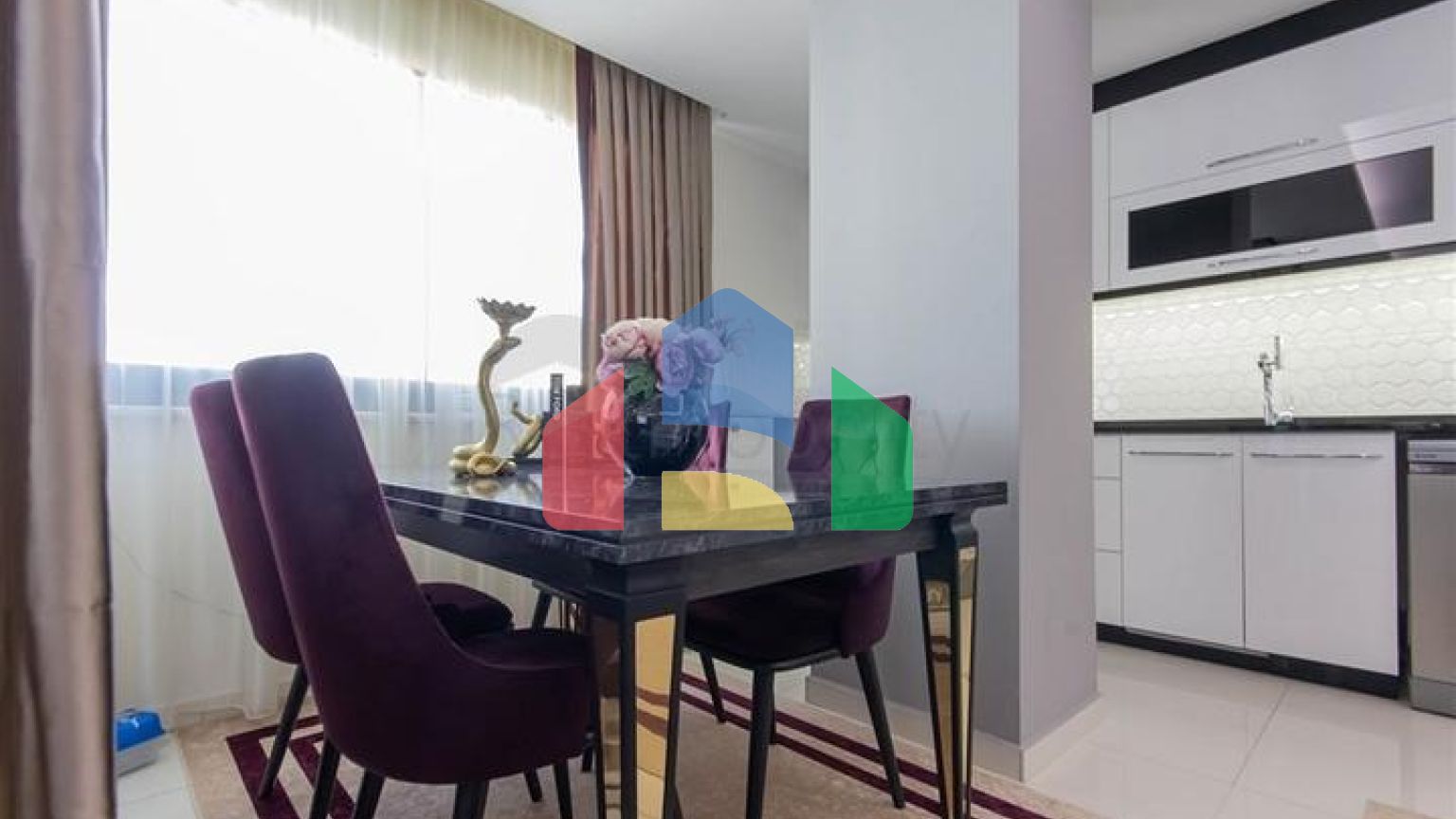 Просторий пентхаус на березі Середземного моря