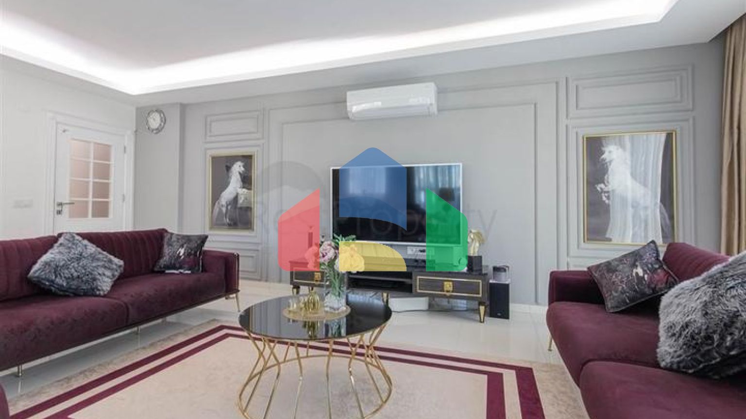 Просторий пентхаус на березі Середземного моря