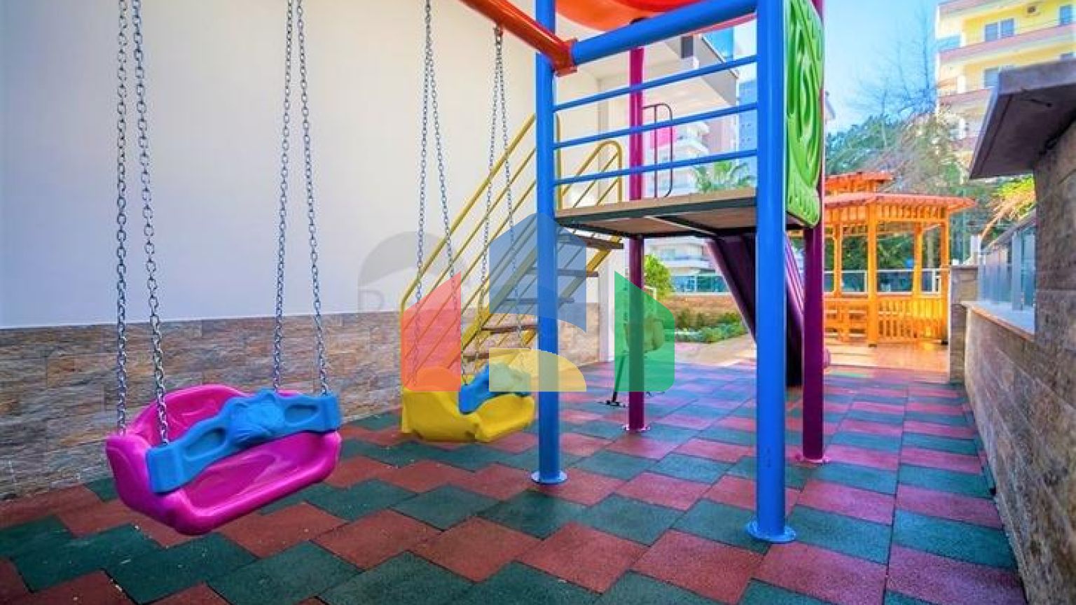 Просторий пентхаус на березі Середземного моря