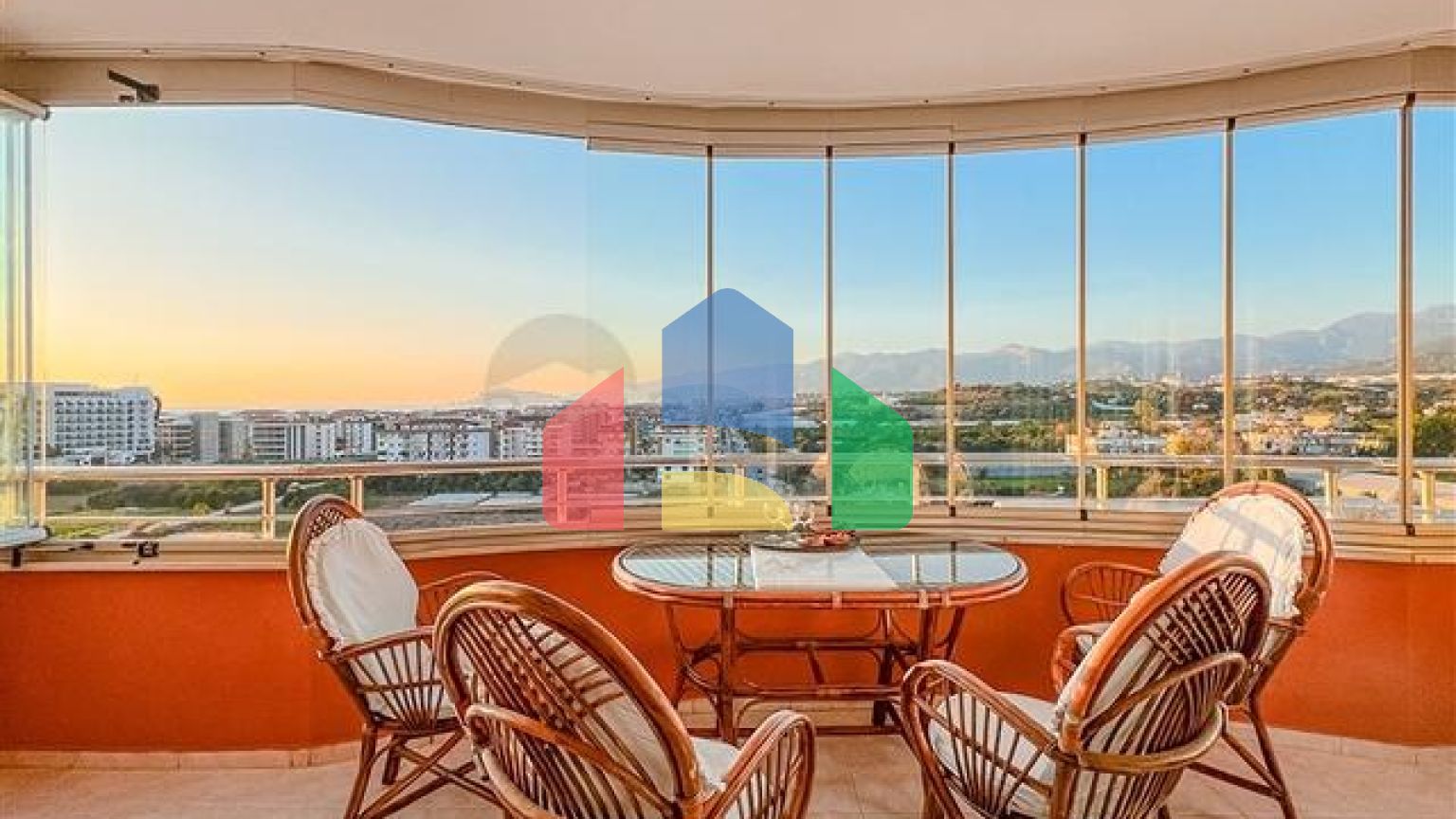 Уютная трехкомнатная квартира в 150 м от моря