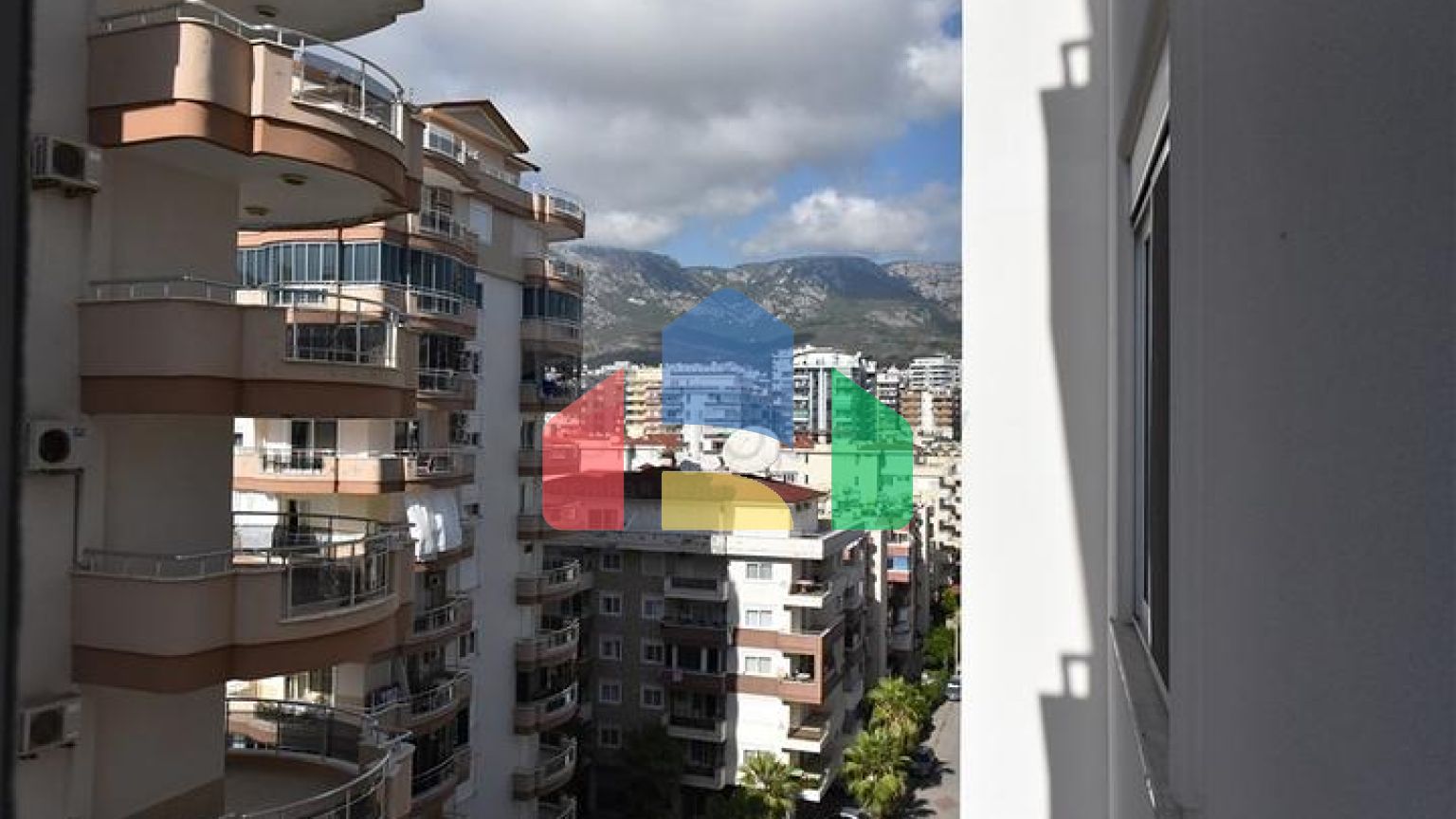 Квартира 2+1 с отдельной кухней в 125 м от моря в районе Махмутлар