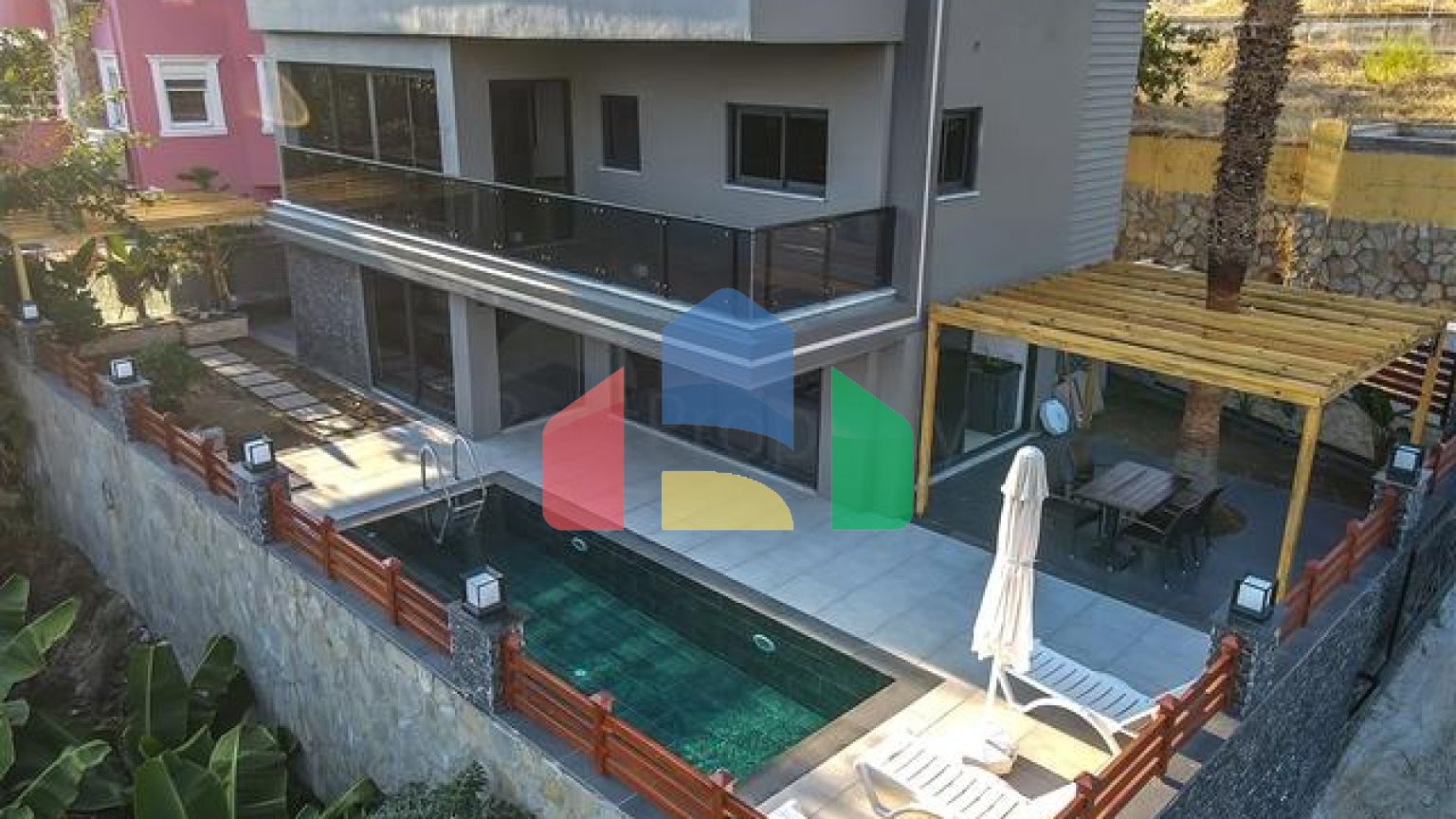 Велика вілла 4+2 у знаменитому районі Махмутлар